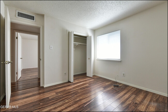 Building Photo - 3433 Clearview Ln