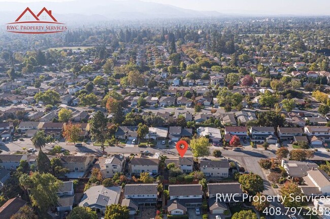 Building Photo - 1050 Oaktree Dr