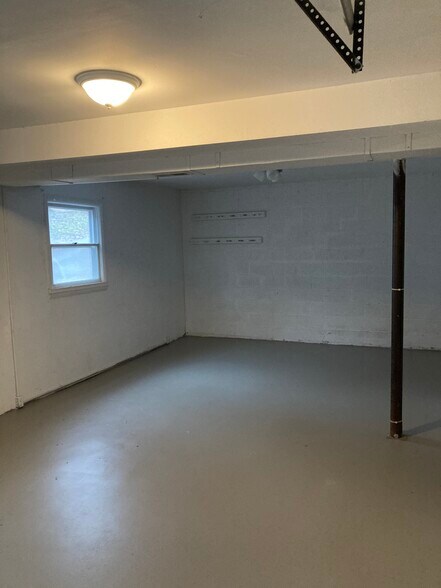 Bonus garage space or play room, with laundry room attached - 5200 Peppercorn St