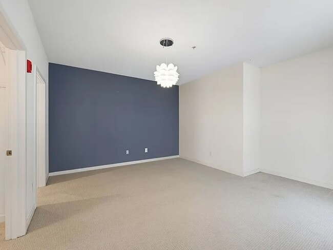 Building Photo - Modern Top-Floor Condo with Stunning Seattle Views