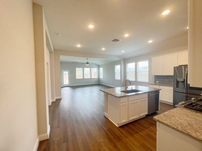 Building Photo - This stunning, 4BED/2BATH, well maintained...