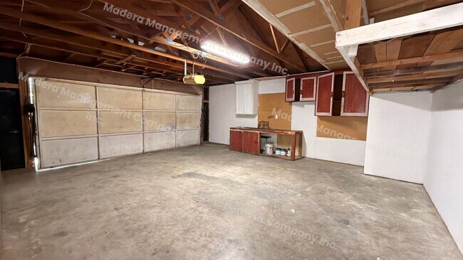 Building Photo - 4 bed/2 Bath - Available now