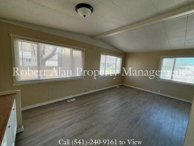 Building Photo - 4008 NE Riverside Ave