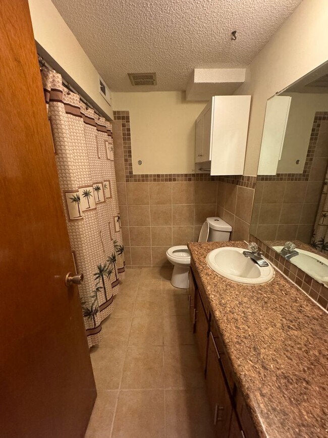 Building Photo - 2 Bed 1.5 Bath, Yard and shed, 2 Off stree...