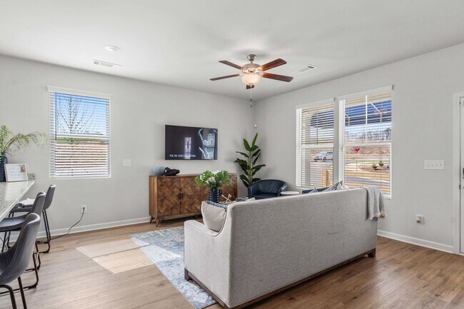 Building Photo - BRAND NEW 3 Bed 2.5 bathroom townhomes in Flowery Branch!