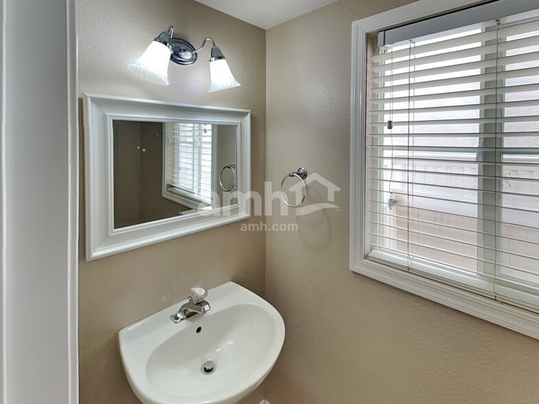 Building Photo - 9740 Powell Plateau Ct