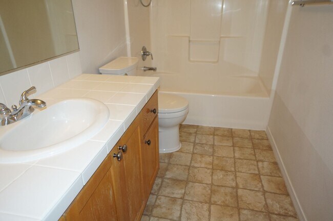 Building Photo - 4 bedroom Orenco Garden pet friendly house