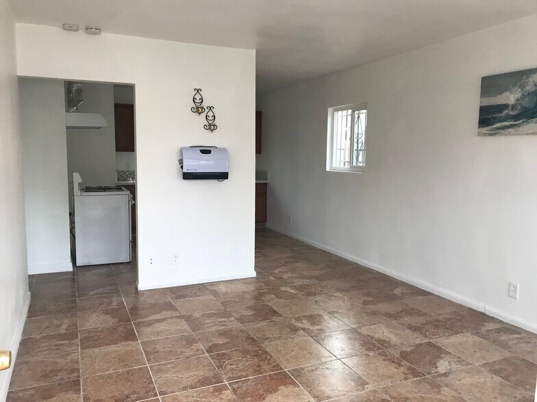 Building Photo - 1030 E 21st St