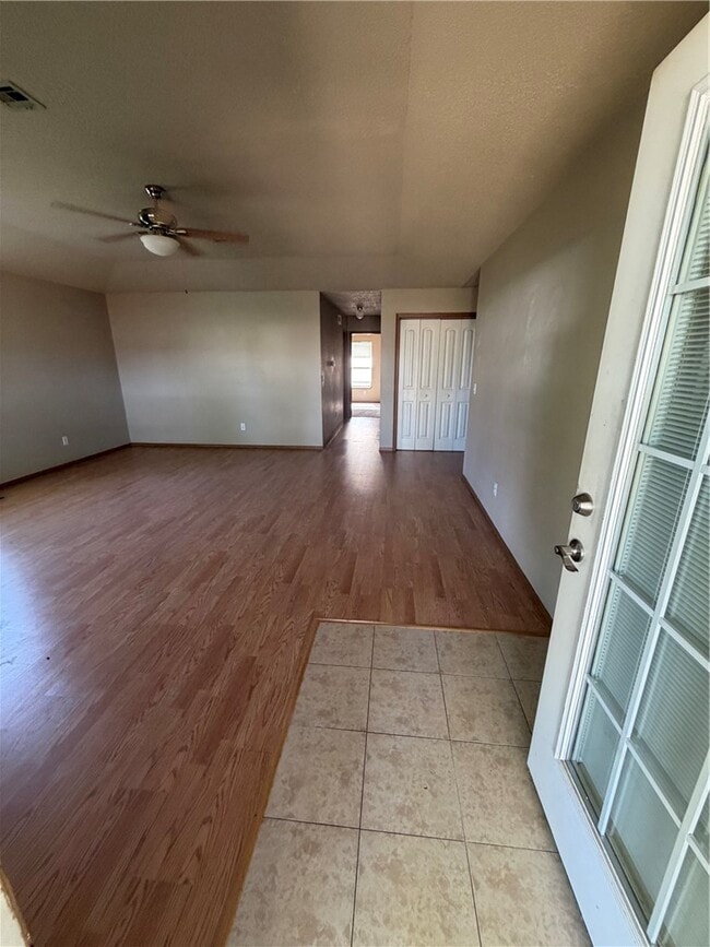 Building Photo - 2105 Oakwood Ave
