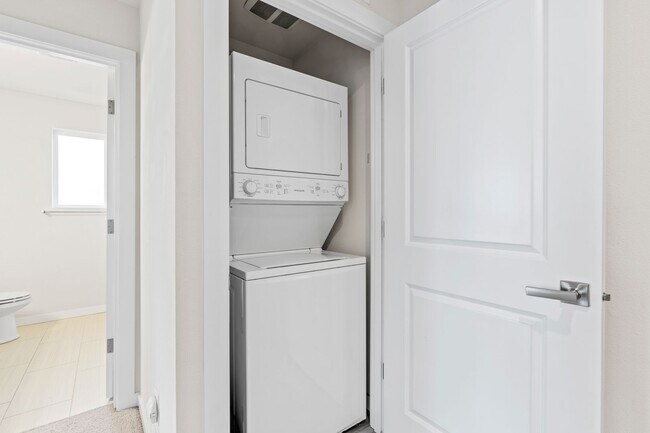 Building Photo - Newer 4 bed, 3.5 bath Townhome In Lynnwood $3295/mo.