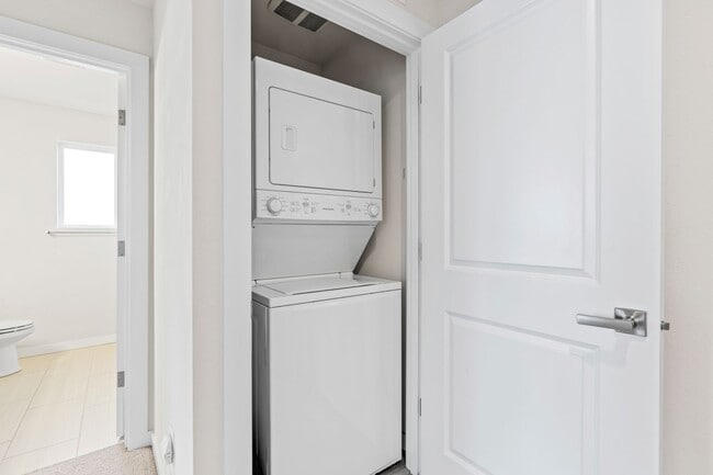 Building Photo - Newer 4 bed, 3.5 bath Townhome In Lynnwood...