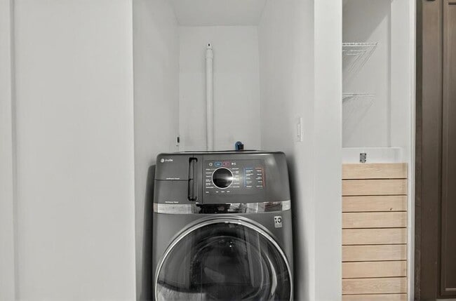 Building Photo - 2461 Depew St