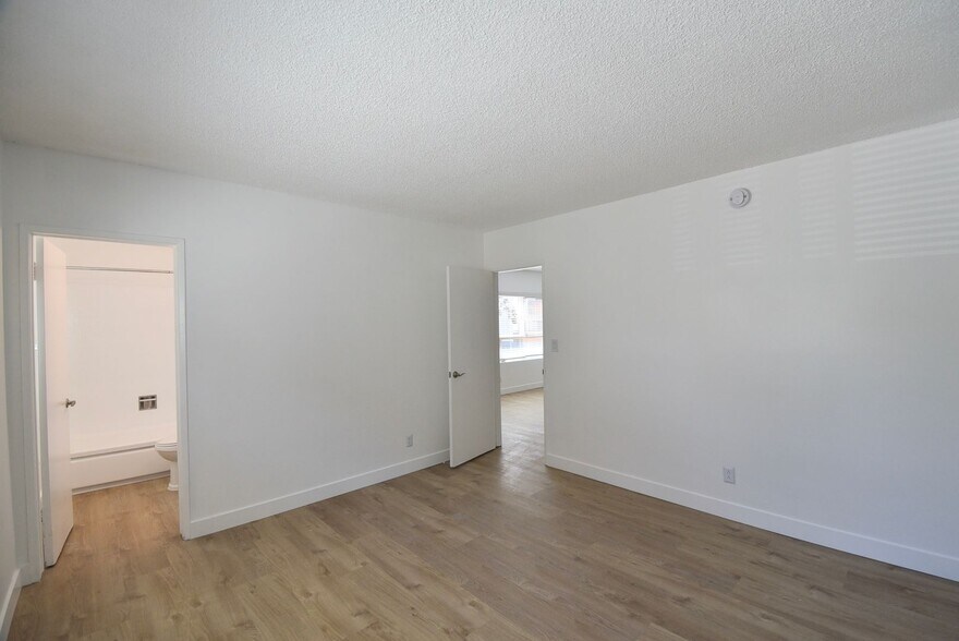 Building Photo - 5255 Blakeslee Ave