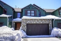Building Photo - Live Comfortably at CreekHouse – Available...