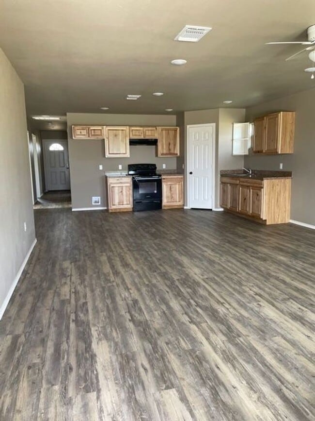 Building Photo - Super cute, 3 bedroom home. Outskirts of town