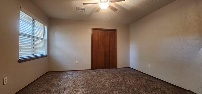 Building Photo - 907 NE Tortoise Dr