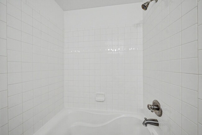 Building Photo - 5772 Ceylon St