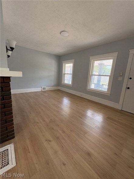 Building Photo - 946 E 79th St