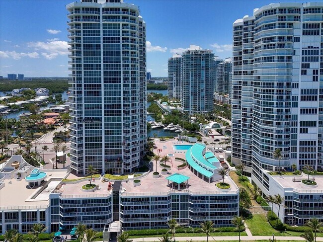 Building Photo - 16425 Collins Ave