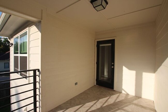 Building Photo - Coming Soon! 2 Bedroom 2.5 Bath Townhome a...