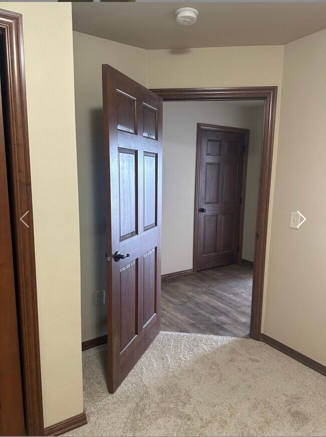 Building Photo - 2 Bedroom, 2 Bathroom Lower Available