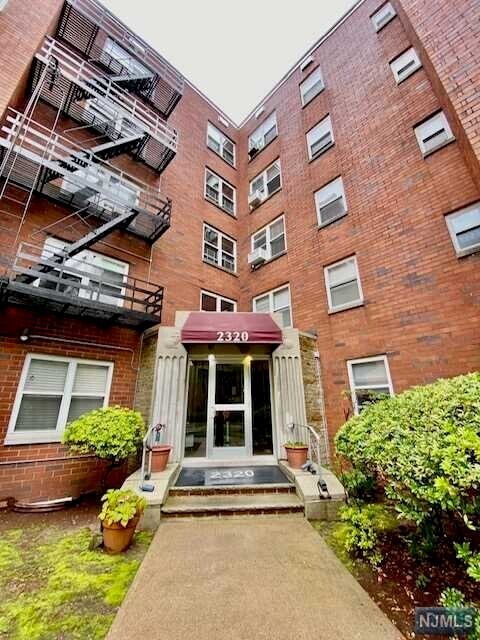 Building Photo - 2320 Linwood Ave