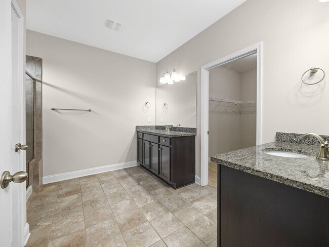 Building Photo - Beautiful 4 BR, 2 BA Home, 2 Car Garage wi...