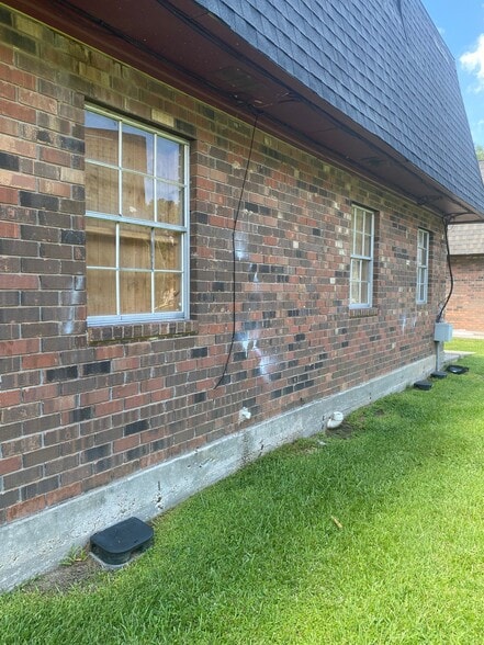 Building Photo - 103 Barracks St