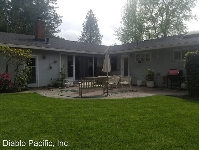 Building Photo - 4 br, 2 bath House - 155 Hall Drive