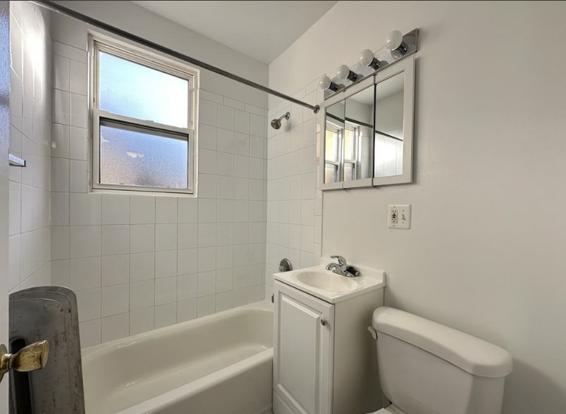 Building Photo - 914 W Dakin St