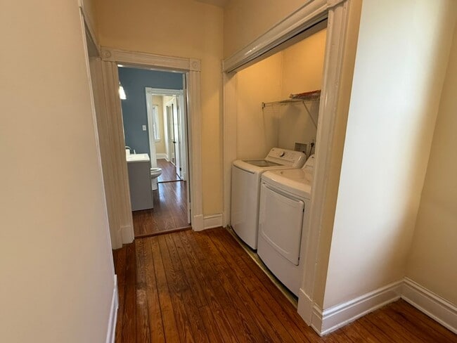 Building Photo - Spacious 3BR / 2BA apartment with ensuite bath and in-unit laundry