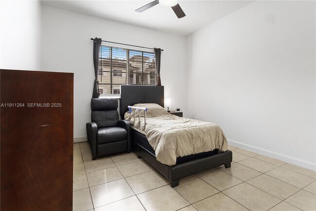 Building Photo - 2741 NE 4th St