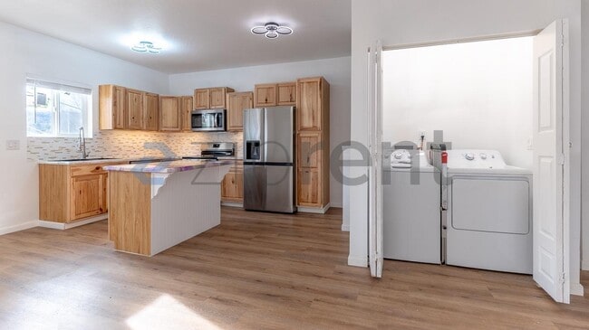 Building Photo - 307 E Thorn St