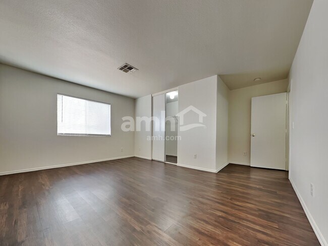 Building Photo - 1212 E Renegade Trl