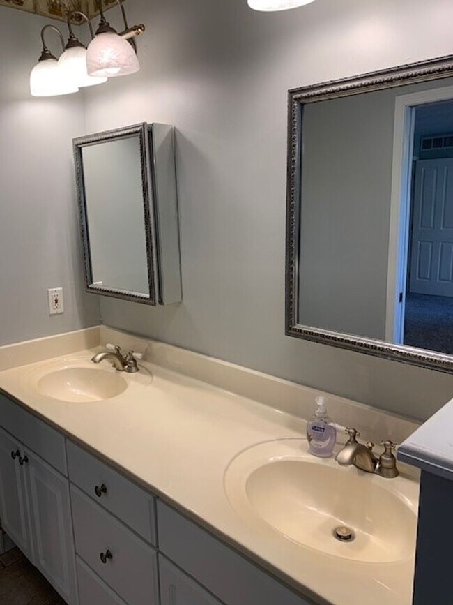 Building Photo - Furnished 4 Bedroom 3 Bath House in Kimberling City, MO with 2 car garage-Seasonal Lake View