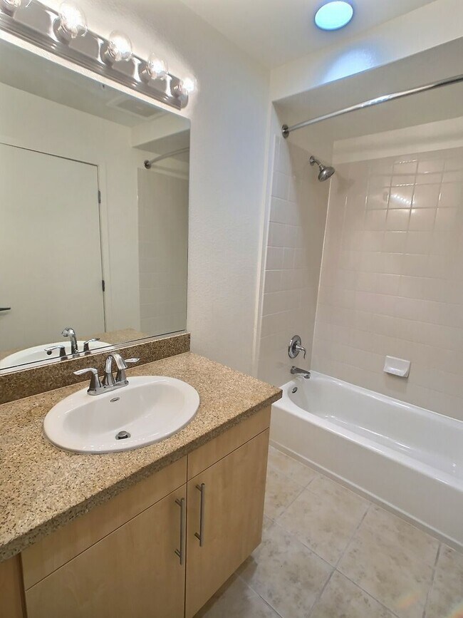 Building Photo - 1 Bedroom Flat for Rent at Plant 51 in Dow...