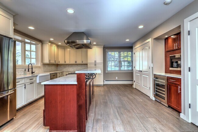 Building Photo - 1591 Huntington Turnpike