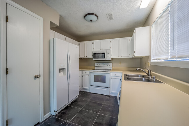 Building Photo - Four Bedroom Home in Summerville, SC!