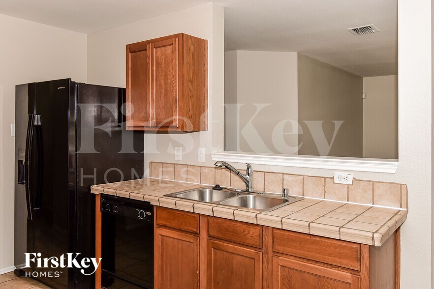 Building Photo - 609 Rosemary Dr