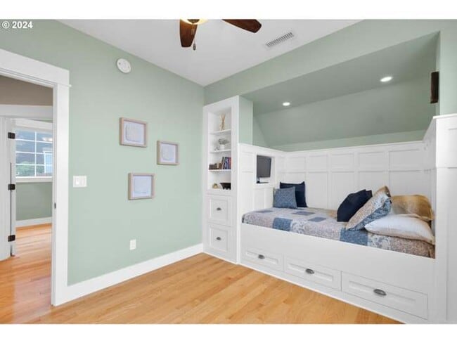 Building Photo - Beautifully updated, furnished home with wrap around porch and Columbia River Views!