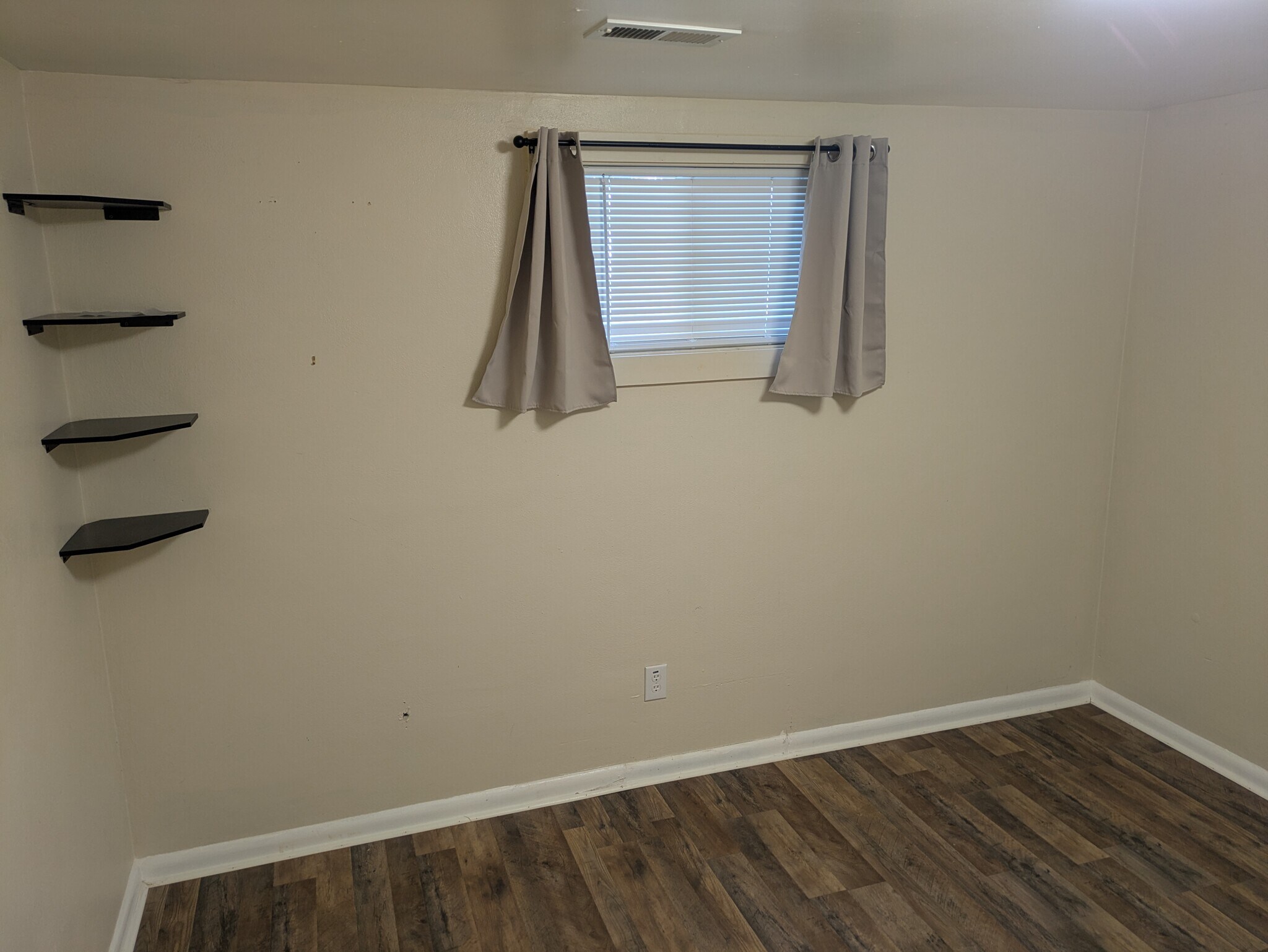 main bedroom - 906 N Division Ave