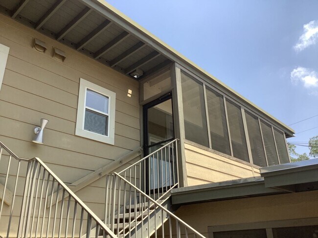 Building Photo - Renovated 1/1 Mid-Century Gem in Historic ...