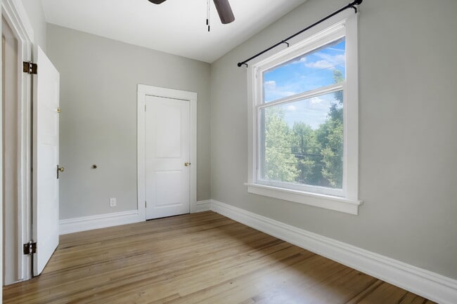 Building Photo - Charming 4 Bed, 2 Bath Town Home in Prime ...