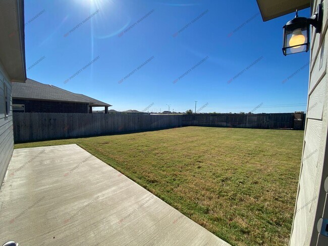 Building Photo - 1242 Lakeway Crossing Dr