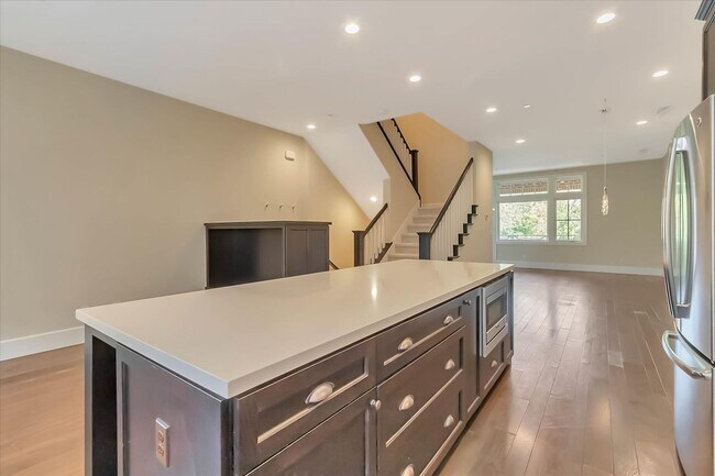 Building Photo - Beautiful Tri-Level 4 bedroom, 3.5 Bathroom, 2,150 SqFt Home in Downtown Campbell!