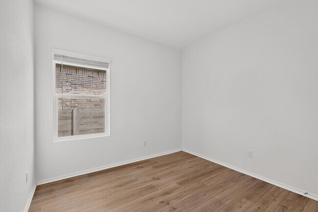 Building Photo - 941 Legends Ln