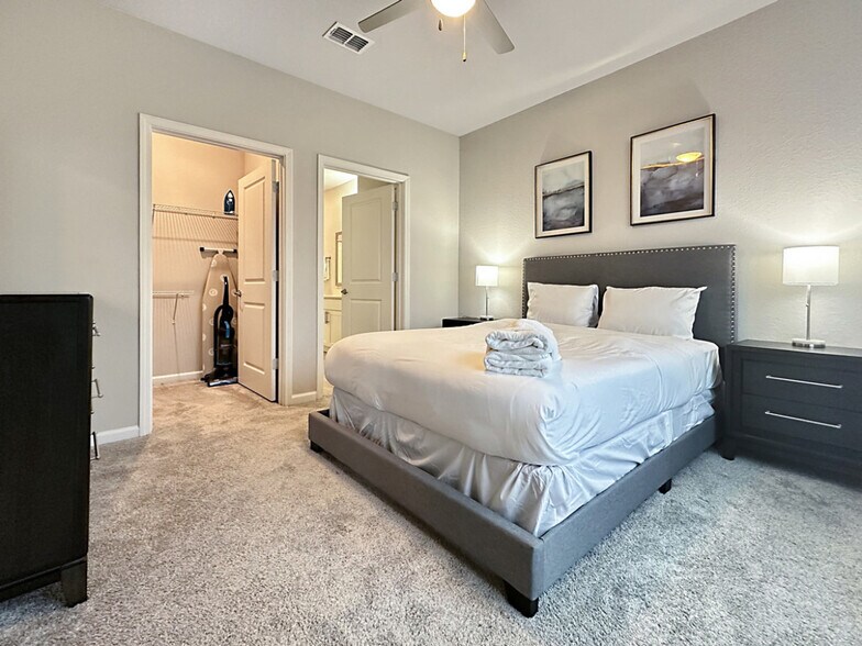 Building Photo - 1323 Sands Ter E