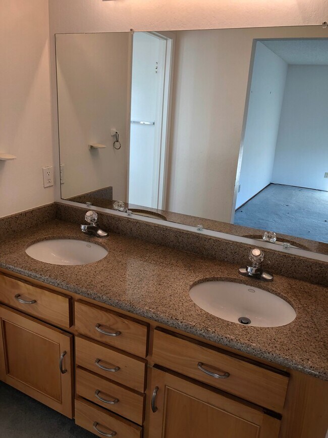 Building Photo - Not to be Missed - Well Located 3 Bedroom         3 Bath Family Home in LimeRidge