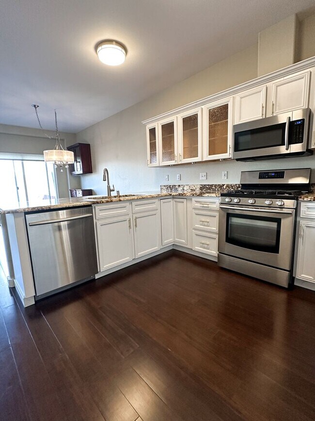 Building Photo - Beautiful Duplex, High End Finishes with LAKE FRONT VIEWS!