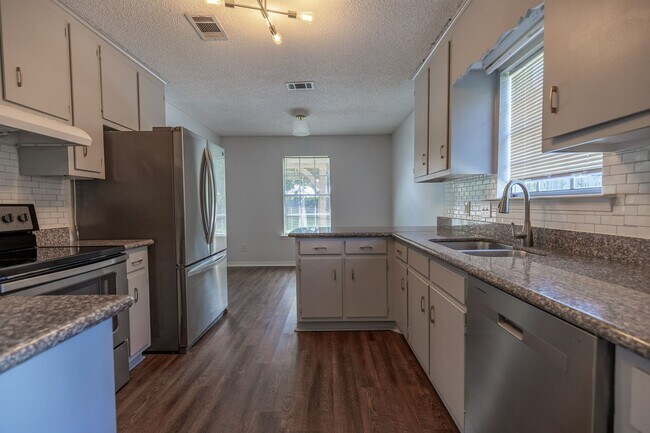 Building Photo - 3 Bedroom, 2 bathroom in Fairhope Availabl...